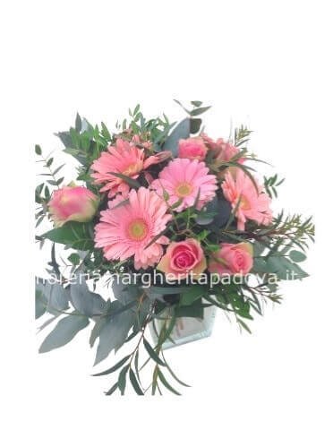 Composizione di fiori freschi assortiti di stagione con rose